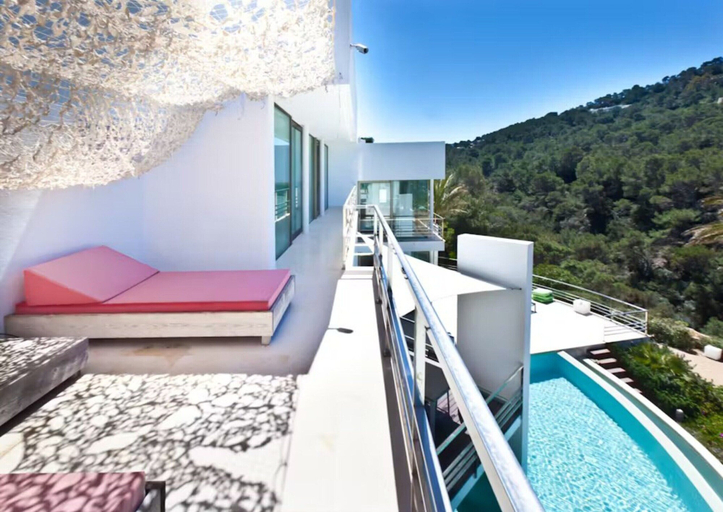 Balcony 5, Appealing Villa With Private Terrace, Baleares