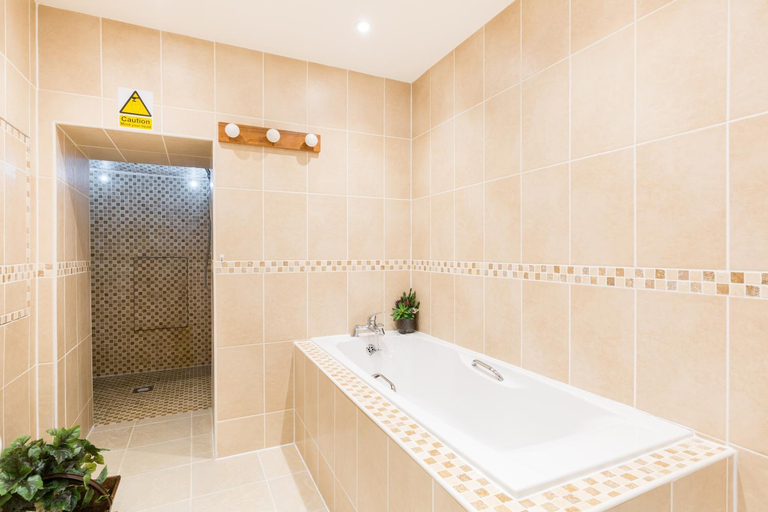 Bathroom 2, Judges Lodgings Hotel Apartments Gloucester Docks with Secure Parking, Gloucestershire