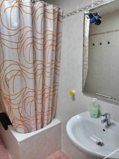 Bathroom 3, Residencia 12 OCTUBRE, Madrid