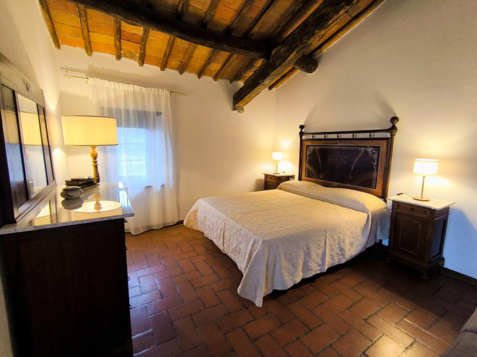 Room 4, Farmhouse in Tuscany With Olive Grove Views, Arezzo
