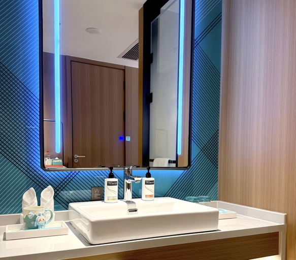 Bathroom 4, Holiday Inn Express HAIKOU WORLD TRADE CENTER by IHG, Haikou