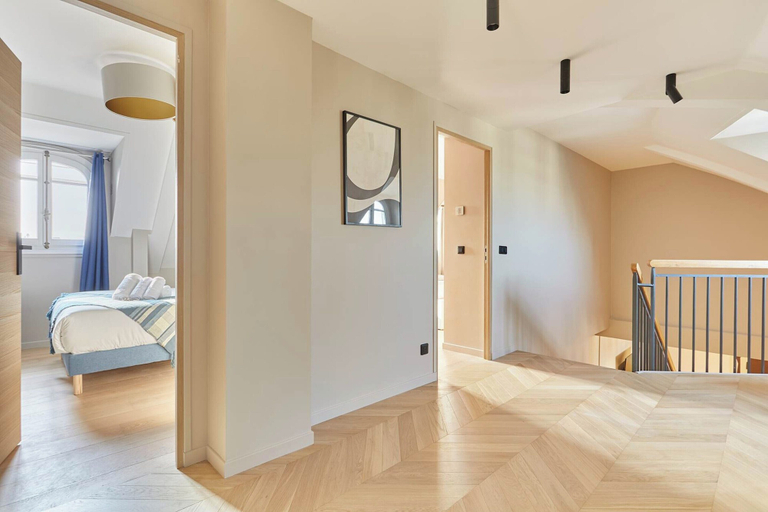 Room 4, Sublime Duplex Arc de Triomphe/ Trocadero, Paris