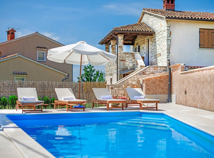 Pool 3, Charming Holiday Home With Garden, Poreč