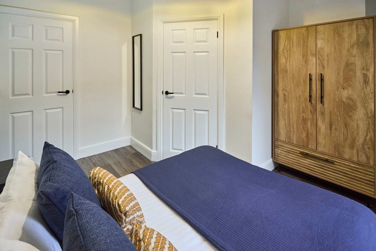 Room 5, Host Stay Apartment 1 Upton House, Northamptonshire