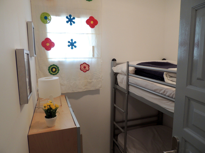 Room 5, Apartment by Roses Beach With Pool, Girona