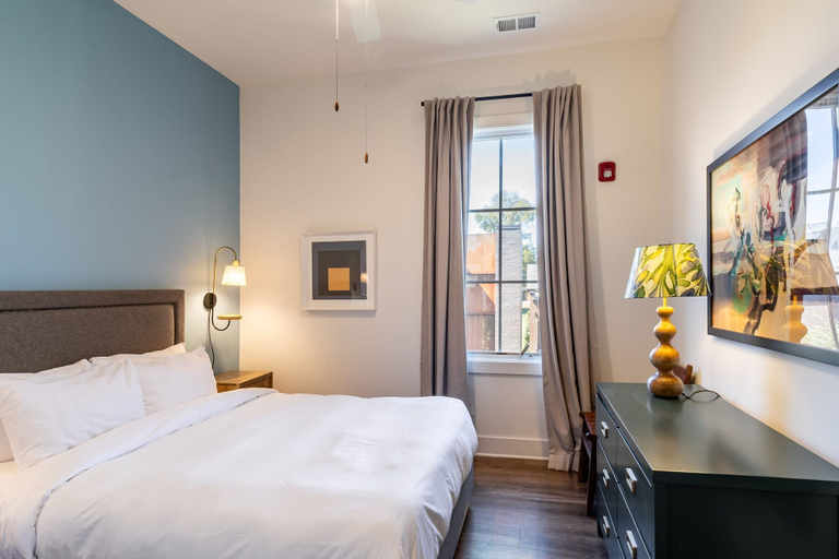 Room 5, The Magnolia 10 - Avantstay Germantown w Private Balcony, Davidson