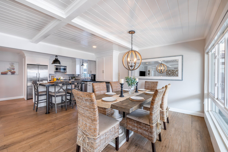 Others 4, Ocean Breeze Buyout by Avantstay Steps to Beach, Orange
