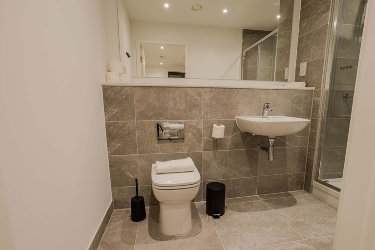 Room 5, Bianco Suite 2BR With City Views, Manchester