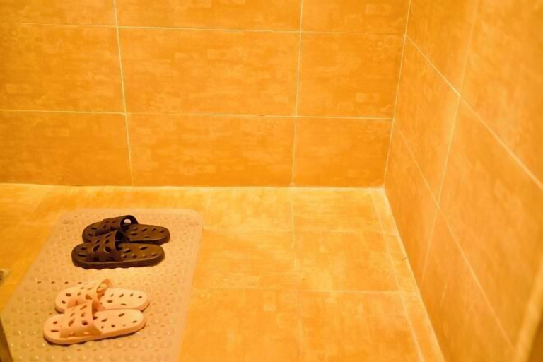 Bathroom 3, Hualou Zhilian Hostel, Lijiang