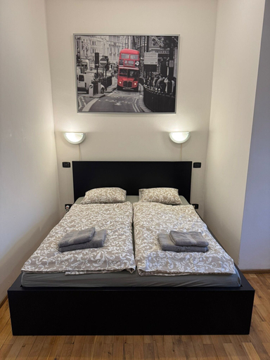 Room 4, Studio - Sleeps 2 -smoking on Balcony - Pets -wifi, Praha 7