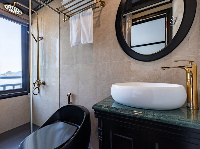 Bathroom 5, Alisa Premier Cruise, Hạ Long