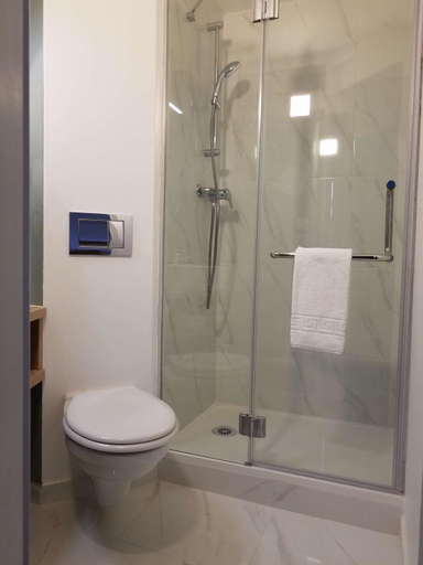 Bathroom 3, Brit Hotel Marseille Aeroport, Bouches-du-Rhône