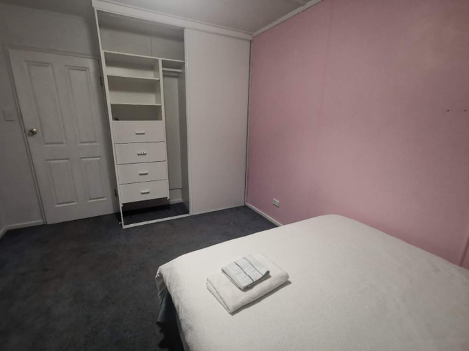 Bedroom 5, Quiet Room with off street parking in Hobart, Glenorchy
