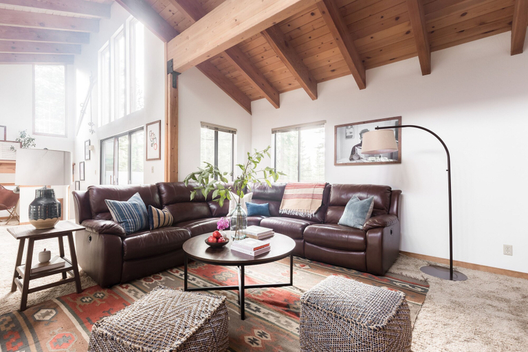 Room 5, Wolfe by Avantstay 5mins Northstar w Hot Tub Fireplace 2 Private Decks, Placer