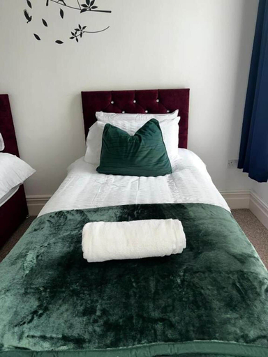 Room 4, 2 Bed Flat - Sleeps 5 - Pets - Parking - Wifi, Leicester