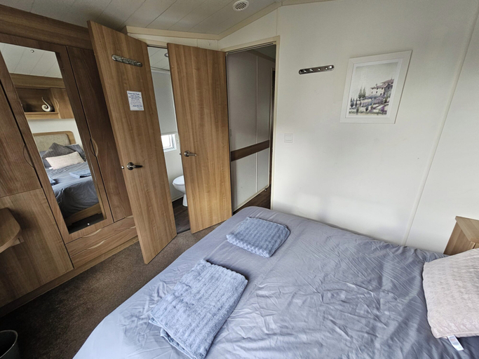 Room 5, Heidi 2 Bed Robin Hood, Denbighshire