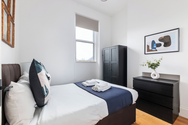 Room 5, City Apartment - Sleeps 4 & Free Parking, London