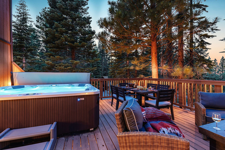 Room 1, Wolfe by Avantstay 5mins Northstar w Hot Tub Fireplace 2 Private Decks, Placer