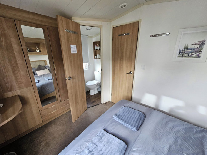 Room 3, Heidi 2 Bed Robin Hood, Denbighshire