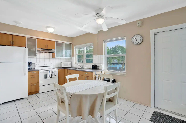 Room 2, Oceanfront Oasis Charming 1BR Getaway, Broward