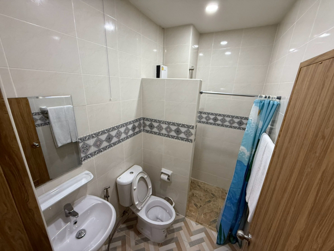 Bathroom 4, The Burapa Rooms, Samphantawong