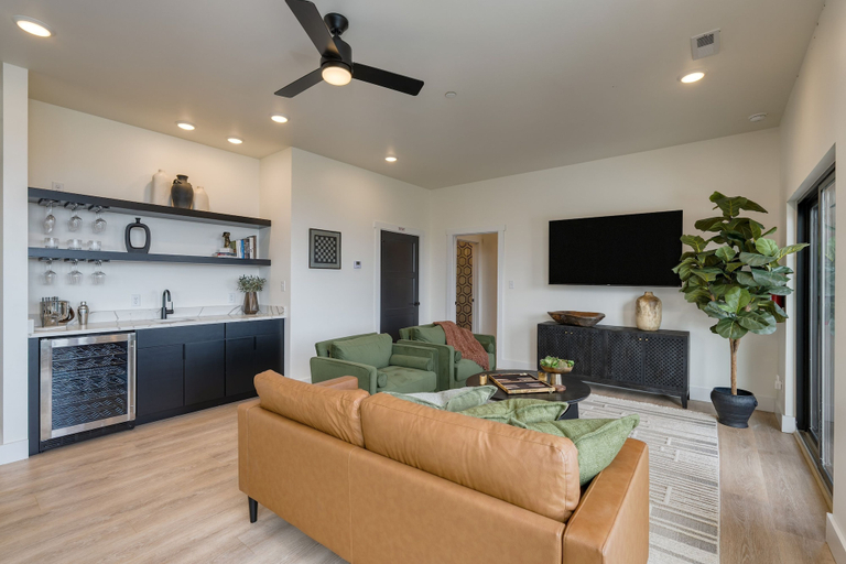 Room 2, Whiskey Ridge - Avantstay Panoramic Views Infinity Pool Hot Tub Game Room, Sevier