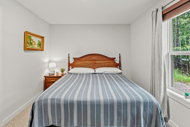 Bedroom 3, Happy Trails Chalet by Avantstay Sauna Deck Private Community Beach Access, Monroe