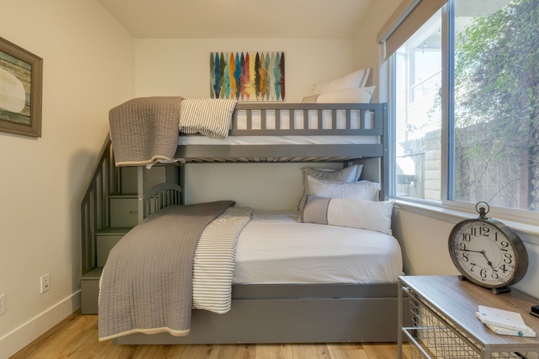 Room 4, Sunset Serenity by Avantstay Rooftop w Hot Tub Fire Pit 3 Blocks to Beach, San Luis Obispo