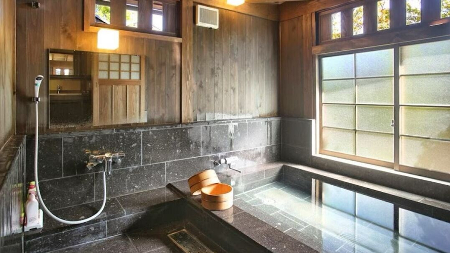 Bathroom 4, oyado daikonya, Takamori