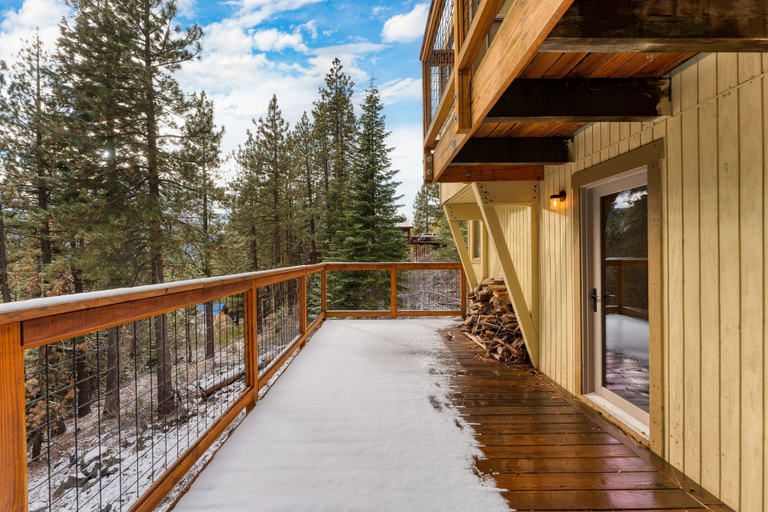 Room 5, Sierra at Donner Lofted Cabin Minutes to Lake A-frame-inspired Design Deck, Nevada