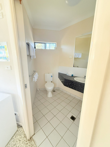 Bathroom 3, Emu Park Beach Resort, Livingstone - Pt B