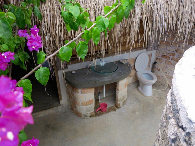 Bathroom 4, Rote Beach Bungalows, Rote Ndao