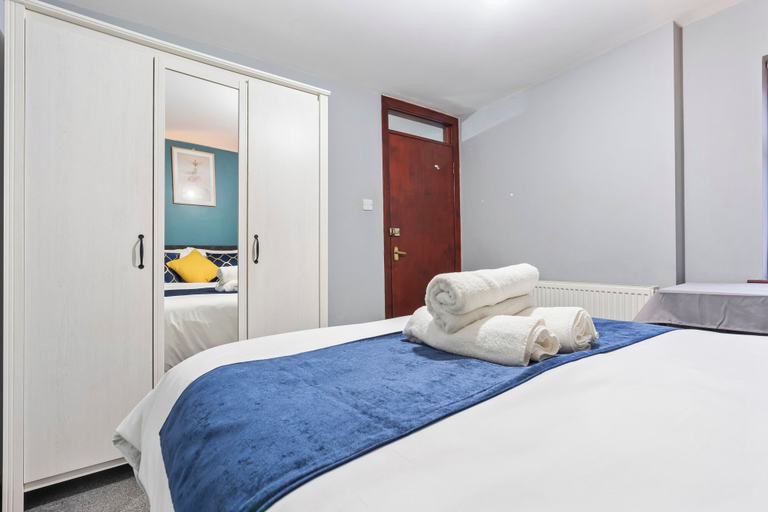 Room 5, Luxury London Apartment With 3 Bedrooms, London