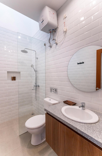 Bathroom 5, Adikara Unit 302 Apartment by Betterplace, Badung