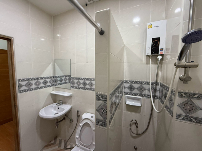 Bathroom 4, The Burapa Rooms, Samphantawong