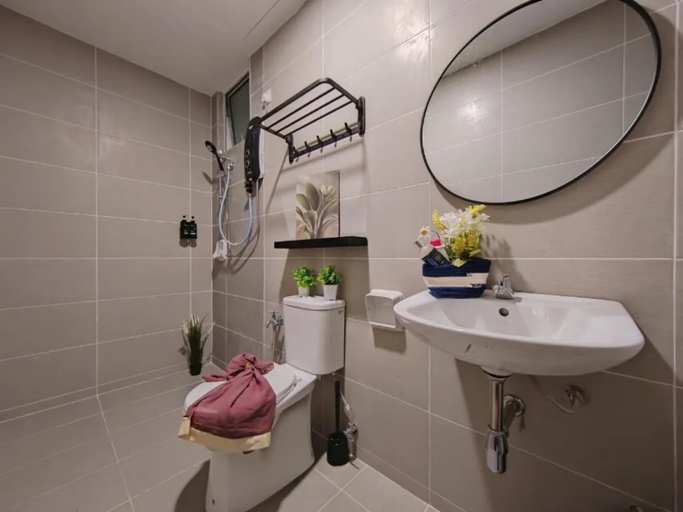 Bathroom 5, Ipoh Meru 3 Bedroom Suites by IWH Suites, Kinta