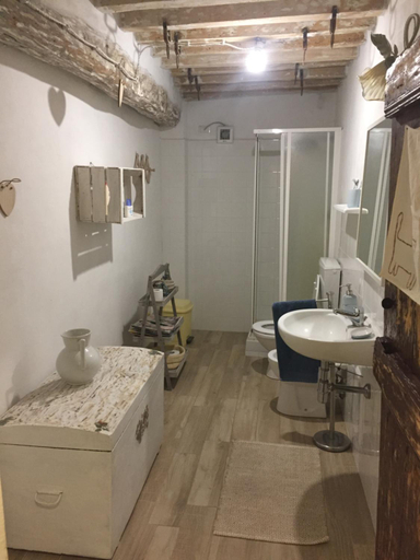 Bathroom 3, Fattoria Amelia, Parma
