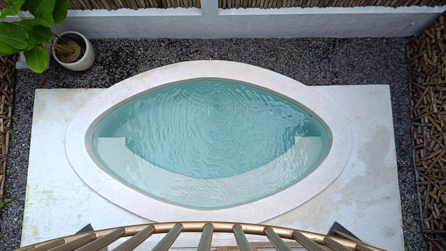 Swimming Pool 13