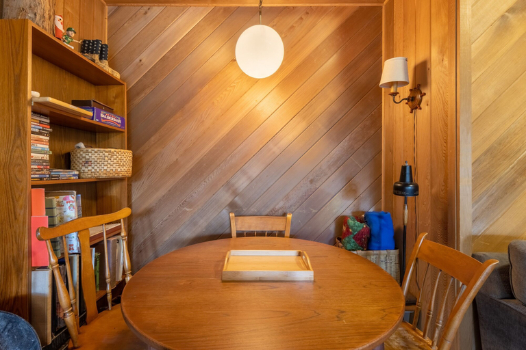 Room 2, Fawn by Avantstay Secluded Cabin w Large Deck Surrounded by Forest, El Dorado