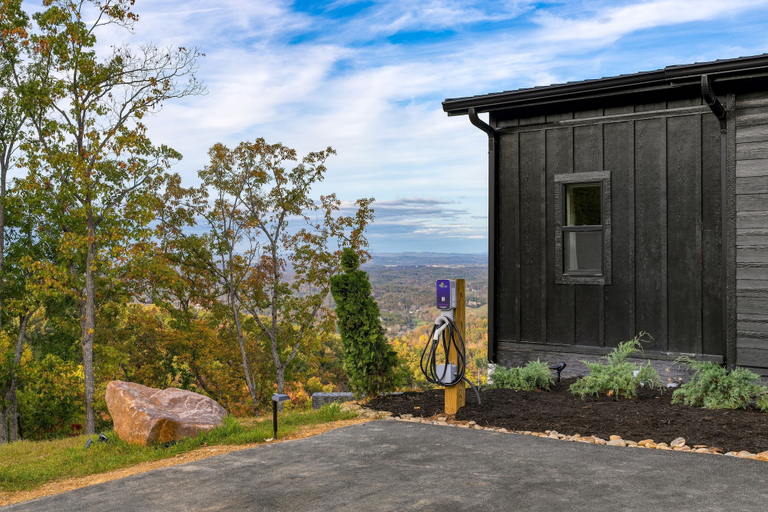 Room 3, Whiskey Ridge - Avantstay Panoramic Views Infinity Pool Hot Tub Game Room, Sevier