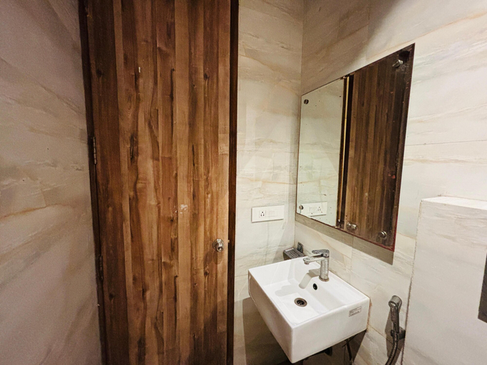 Bathroom 4, Hotel Gold Stays Near Delhi Airport, Delhi