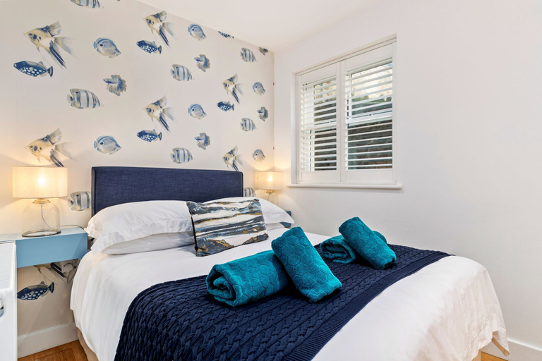 Room 5, Midnight - Sea Views Town Centre, Pembrokeshire