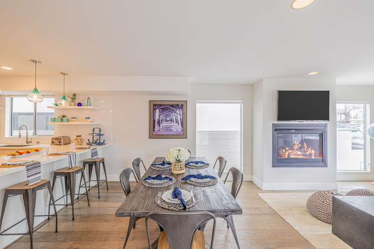 Room 5, Seaside Style by Avantstay Rooftop Walk to Beach Chic Design, Orange