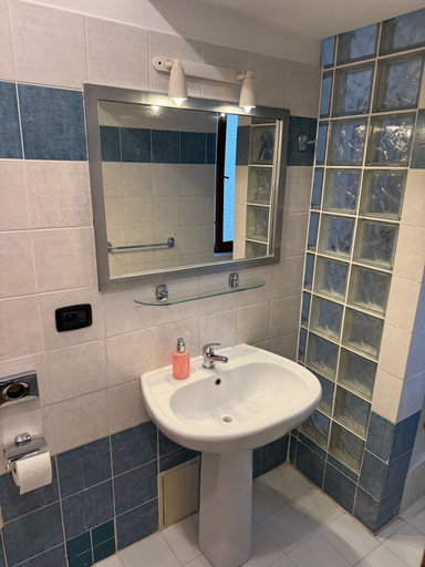 Bathroom 3, Studio - Sleeps 2 -smoking on Balcony - Pets -wifi, Praha 7