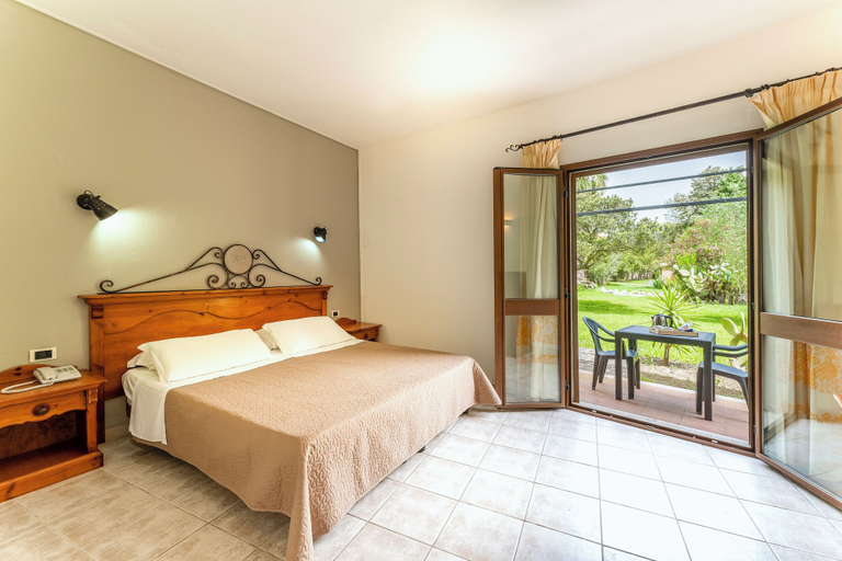 Bedroom 4, Hotel with swimming-pool in Arborea, Oristano