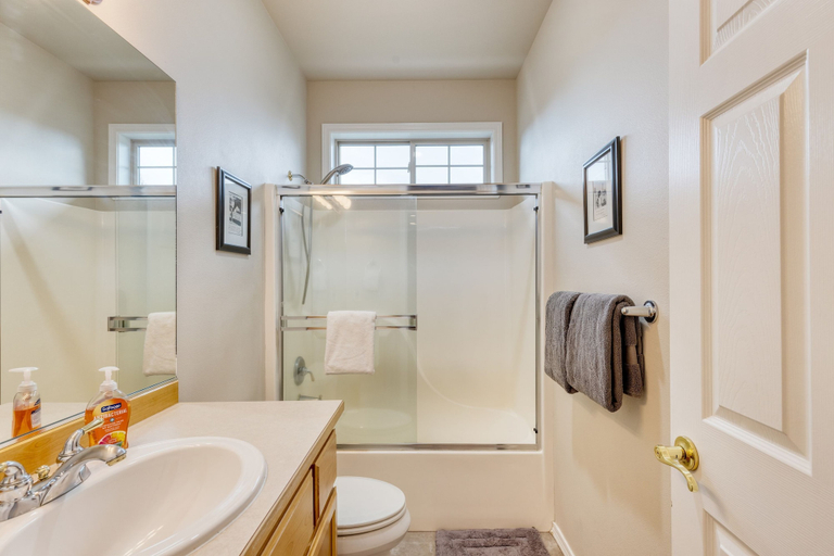 Room 3, Forest Ridge Loop by Avantstay Hot Tub Private Community Amenities, Deschutes