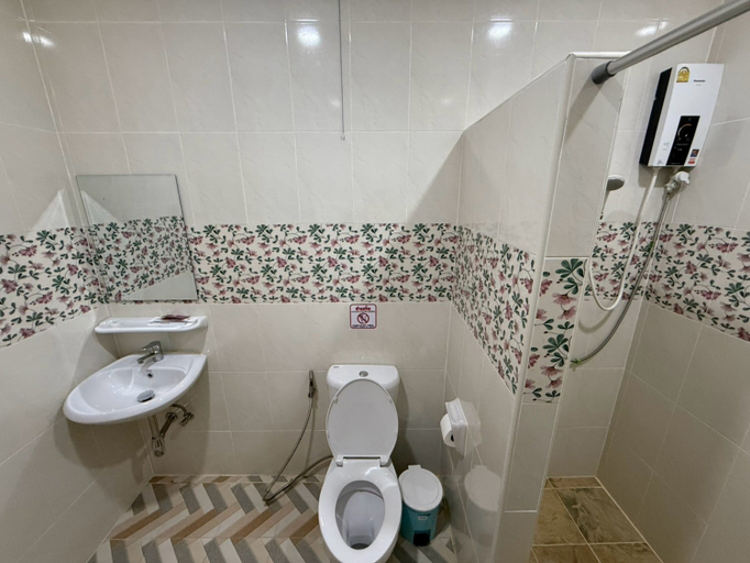 Bathroom 3, The Burapa Rooms, Samphantawong