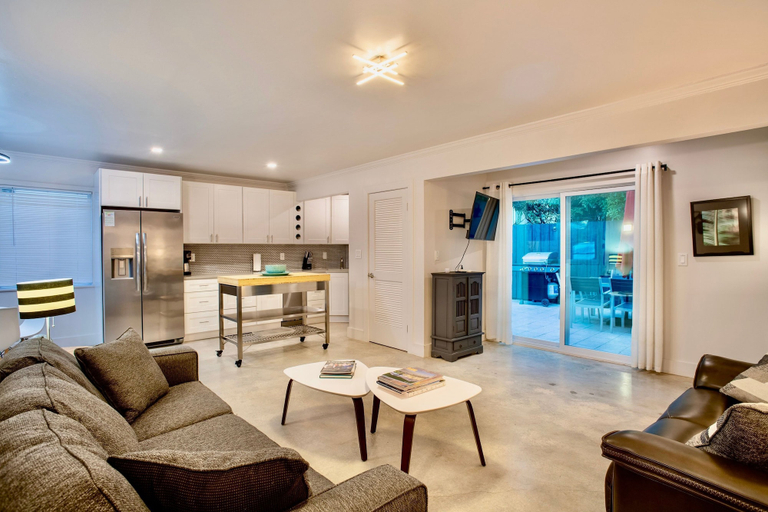 Room 2, Walk to Wilton Drive - Spacious Quiet Villa 2 HOT TUB, Broward
