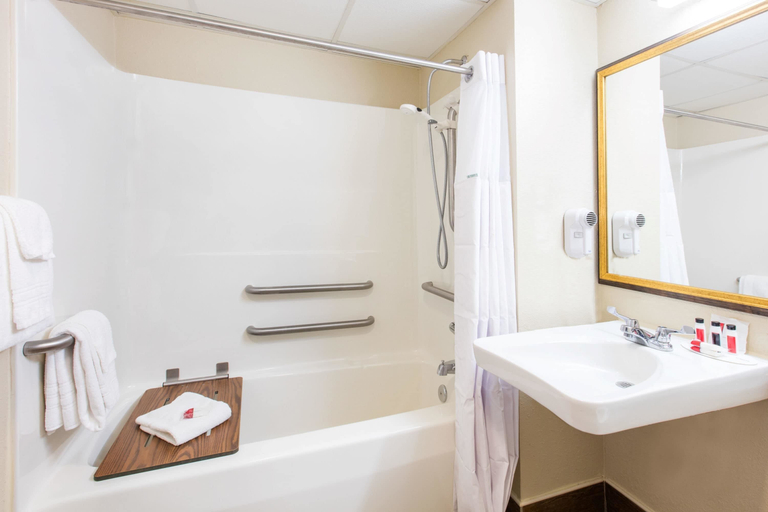 Bathroom 3, Super 8 by Wyndham Frederick, Frederick