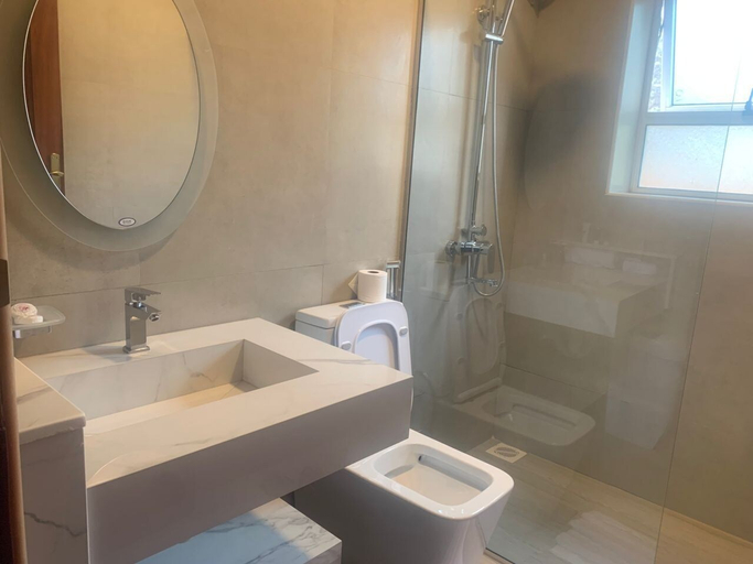 Bathroom 3, AK Gardens Hotel, Ibanda